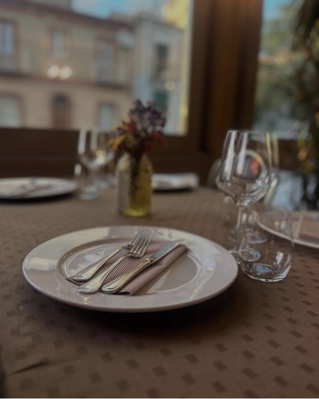 Tavolo apparecchiato del ristorante con vista sulla piazza